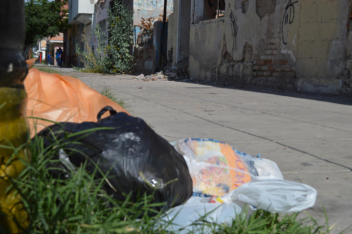 Vecinos piden a las autoridades que sancionen a quien ensucie las calles.