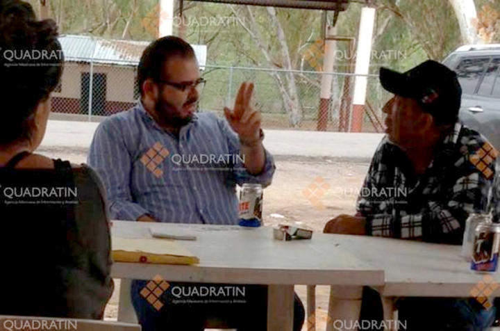 El hijo del ex gobernador de Michoacán aparece sosteniendo una charla con Servando Gómez Martínez, alias 'La Tuta. (ARCHIVO)