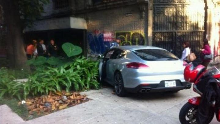 El automóvil de lujo fue impactado por un taxi luego de que el hijo del periodista se pasara un semáforo en calles de la Zona Rosa de la Ciudad de México. (TWITTER)