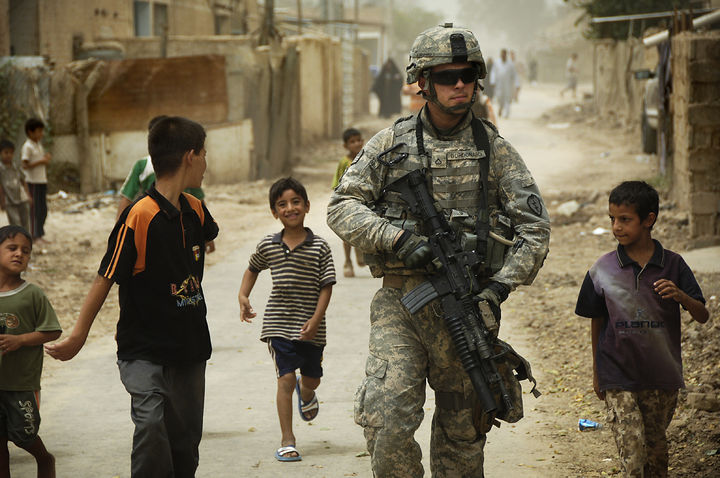Caza. Los soldados norteamericanos recorren los pueblos en busca de prófugos yihadistas.