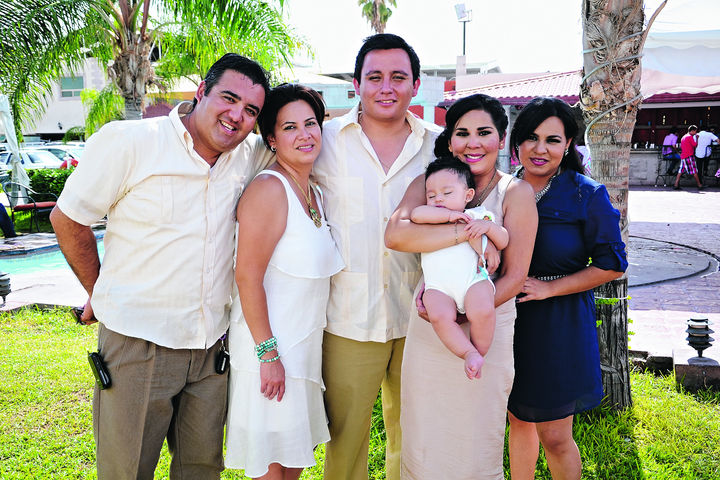    Christopher, Melissa, Raúl de la Cruz, Mónica Sánchez, Raúl Emiliano y Liliana Sánchez.
