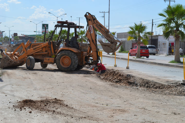 Reparan daño. Las máquinas del ayuntamiento de Torreón ya realizan trabajos de reparación en el colector dañado sobre la prolongación Juárez y su cruce con el bulevar Libertad,  una zona de tráfico vial constante al oriente de la ciudad. 