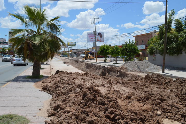 Ocupan vialidad. Como si fuera algo permanente,  las autoridades abrieron nuevamente el pavimento del bulevar Diagonal Las Fuentes de Torreón,  reparan un tramo de colector dañado. 