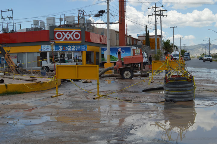 Desorden. Es la tercera vez que trabajadores del Simas Torreón tienen que realizar trabajos de reparación de colectores de drenaje dañados en la colonia Monte Real,  específicamente en el cruce del bulevar Libertad y la avenida Monte Real,  frente a una tienda de conveniencia. 