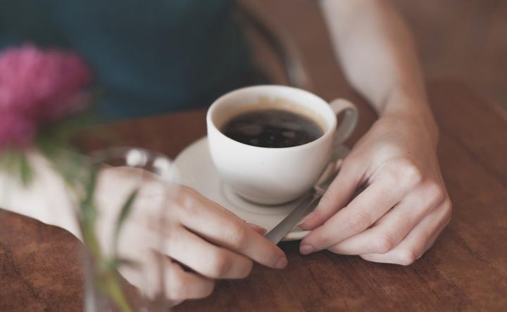 Debido a su cafeína, especialmente en exceso, el café puede provocar cuadros de nerviosismo y ansiedad, así como cambios muy bruscos de humor. (ARCHIVO)