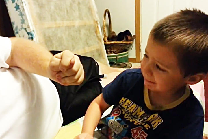 El chico muestra impotencia al ver que su padre le arrebató una parte de su rostro. (LIVELEAK.COM)
