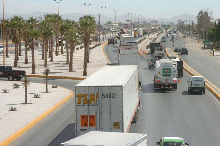 Impacto. Denuncian transportistas una caída del 20 por ciento de su actividad económica en 2014. (ARCHIVO)