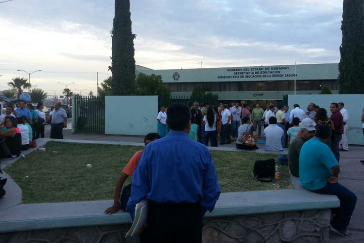 Se manifiestan. Maestros de la Sección 44 del SNTE toma las instalaciones de la Subsecretaría de Educación en Gómez Palacio.