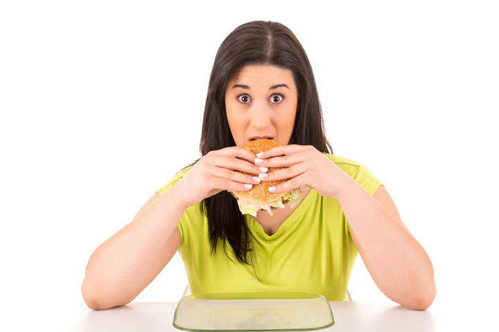 Es importante mantenerte firme en tus objetivos, evitar comer fuera de casa o tener control con lo que comes. (ARCHIVO)