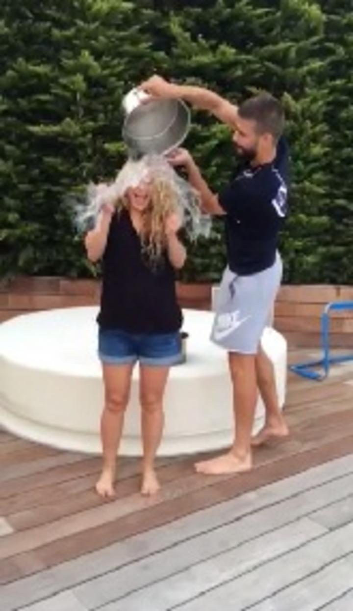  La pareja conformada por el futbolista español del Barcelona, Gerard Piqué, y la cantante venezolana Shakira, participaron en función de la campaña del “Ice Bucket Challenge”. 