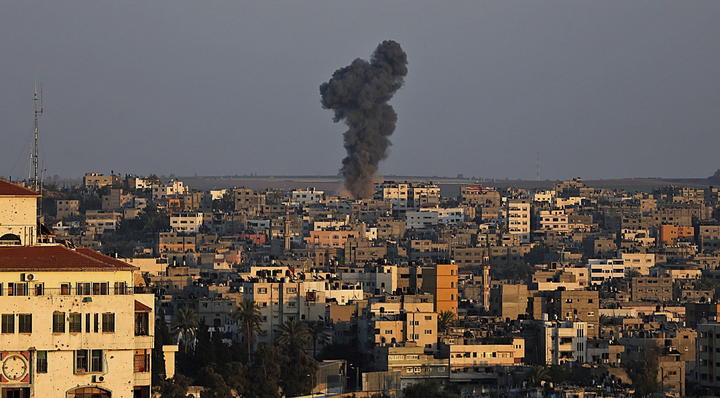 El reinicio de las agresiones comenzó dos horas antes de que a medianoche finalizara el alto el fuego de 24 horas, como reacción al lanzamiento de cohetes por milicias palestinas desde la Franja. (EFE)