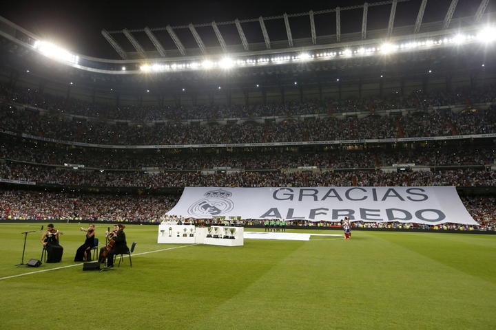 La camiseta blanca gigante y el número 9 de Di Stéfano a la espalda en el centro del campo. (EFE)