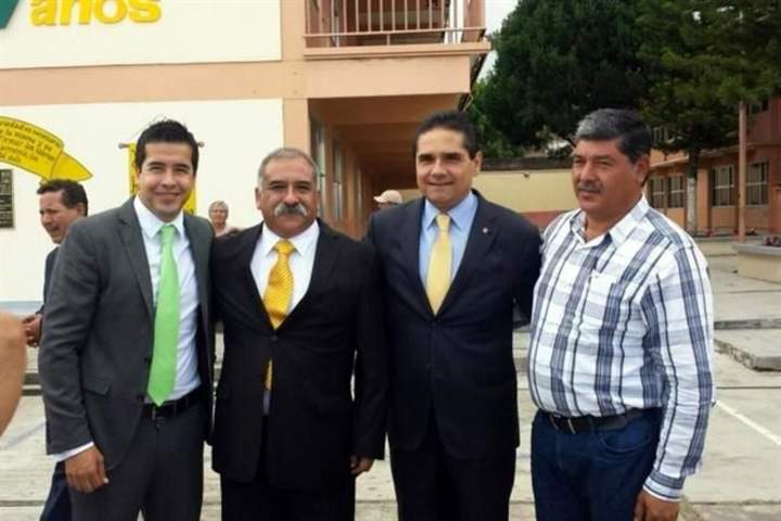Michoacán nombró Ediles temporales en lugar de Alcaldes procesados por nexos con narco; Rogelio Ortega (de negro) regirá Lázaro Cárdenas. (Twitter)