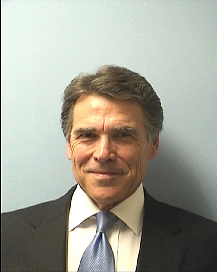 Rick Perry está acusado por cargos de abuso de poder, los cuales se desprenden de sus esfuerzos para obligar a la procuradora del condado de Travis a renunciar a su cargo tras ser detenida por conducir en estado de ebriedad. (EFE)