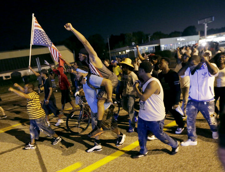 Protesta. Afroamericanos cargaban una rosa con las manos arriba en señal de protesta.