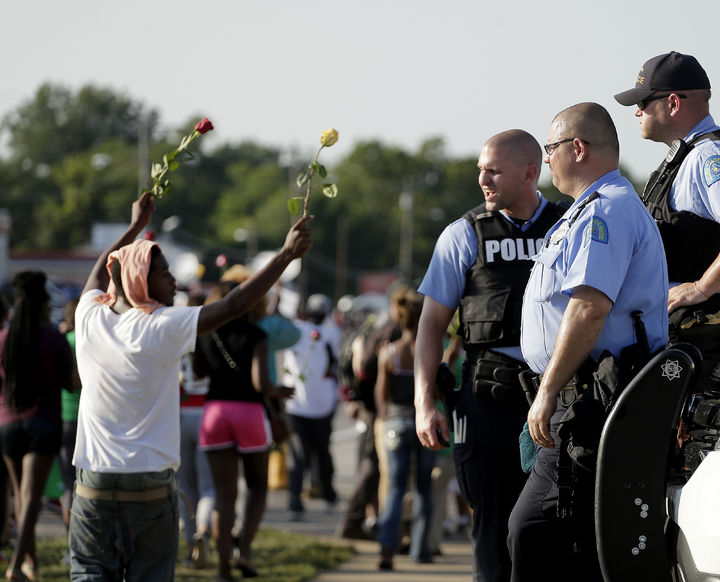 Rechazo. Las protestas se han cargado principalmente a la policía de Ferguson. 