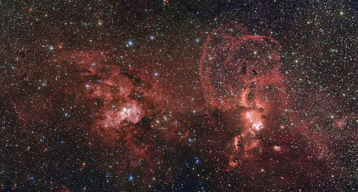 Ambos conjuntos estelares fueron observados por primera vez por el astrónomo inglés John Herschel en 1834, durante su expedición de tres años dedicada al estudio sistemático de los cielos australes cercanos a Ciudad del Cabo. (EFE)