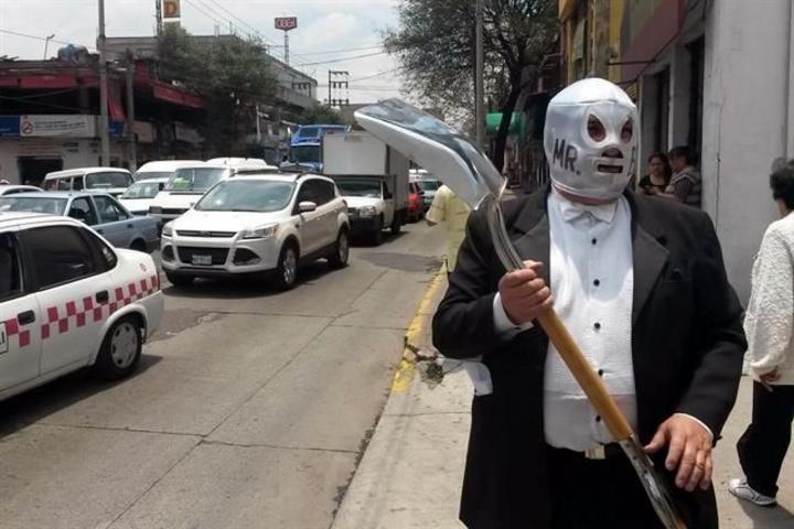 'Mr. Bache', súper héroe que surgió este miércoles, afirmó que se propone luchar para erradicar más de 11 mil 800 hoyos en este municipio del Estado de México. (El Universal)