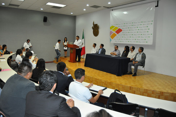 Debate.- Ayer se llevó a cabo la fase regional del Debate y Oratoria 2014, en el ITESM Campus Laguna. 