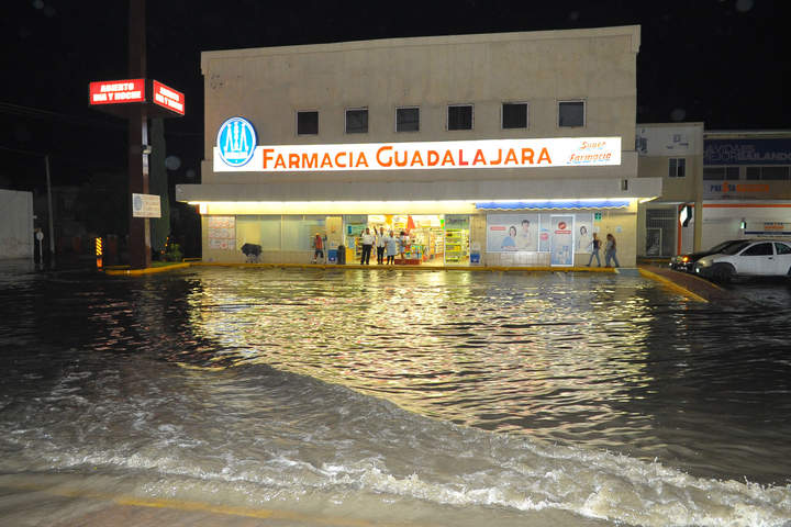 Inundados. Vecinos de la colonia Las Fuentes terminaron bajo el agua, la cual alcanzó hasta un metro de altura. 
