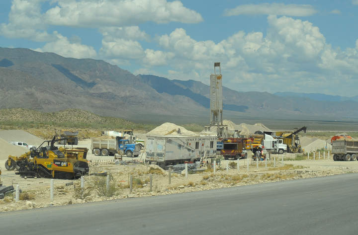 Paralizada la maquinaria. En el área donde permanece la maquinaria, no se percibe una gran movilización, sólo unos cuantos trabajadores que fueron contratados para la obra.
