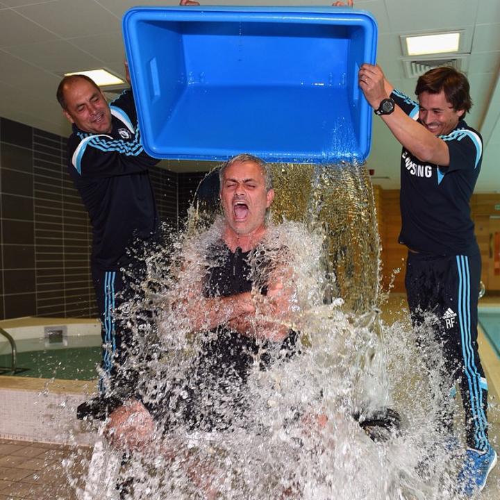 Mourinho fue mojado con agua helada por sus asistentes. (Instagram)