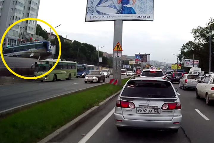 El conductor pierde el control y 'manda a volar' la pesada unidad hasta otro nivel de una carretera. (YouTube)