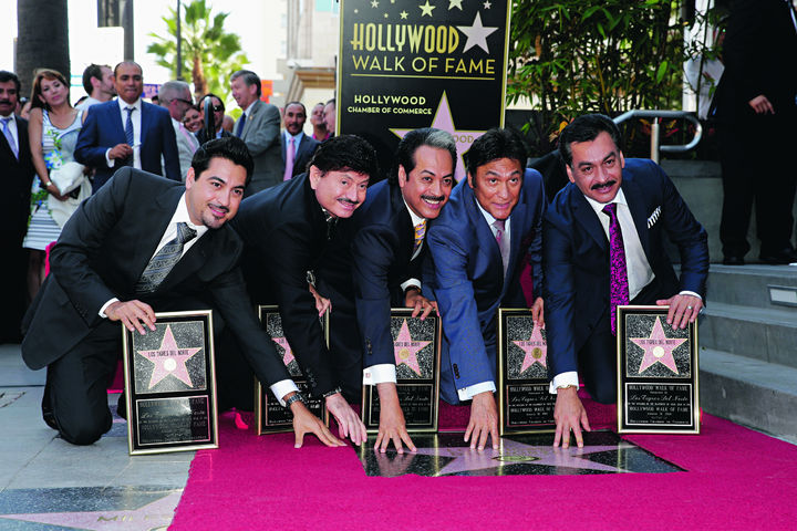 Premio. Los Tigres del Norte además de develar su estrella, se convirtieron en la primera agrupación de música regional mexicana en tener este reconocimiento.