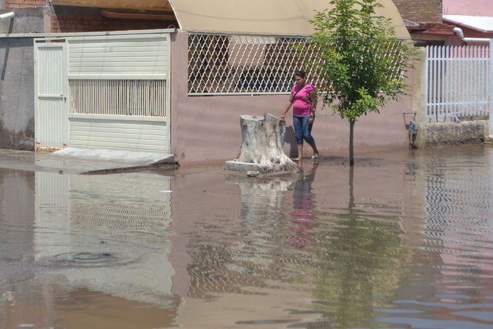 Calles bajo el agua. La lluvia dejó algunas zonas del Centro gomezpalatino inundadas. (EL SIGLO DE TORREÓN)