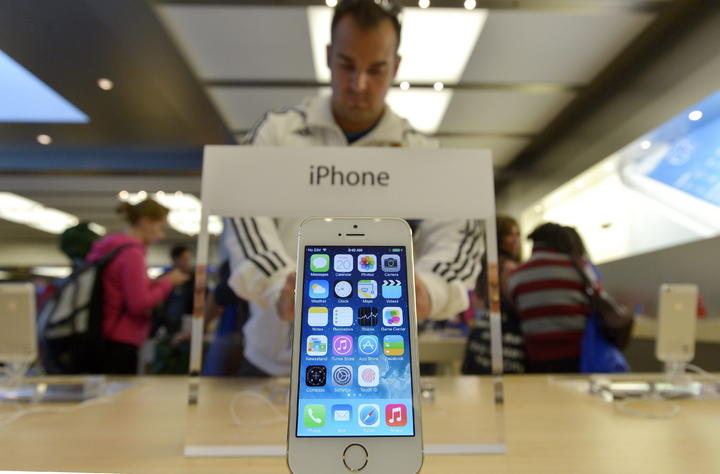 Normalmente, cada que Apple se prepara para lanzar un nuevo iPhone, los minoristas reducen los precios de sus teléfonos que tienen en inventario. (ARCHIVO)