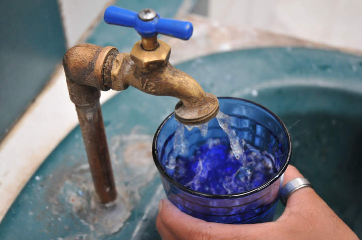 El presidente del Consejo Directivo del Simas, Raúl Albéniz Ramírez, señaló que pese al ligero incremento, no hay utilidad para la empresa abastecedora ya que la gente consume más agua de la que paga. (ARCHIVO)