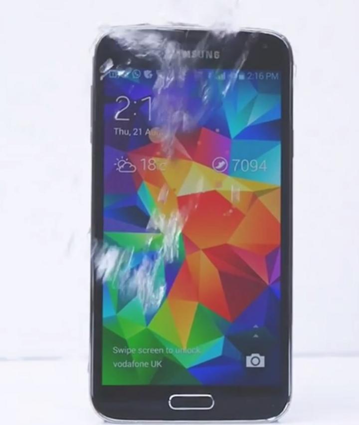 En el vídeo el Galaxy S5 señala que cumple el reto y desafía al iPhone 5S, el HTC One M8 y el Lumia 930. 