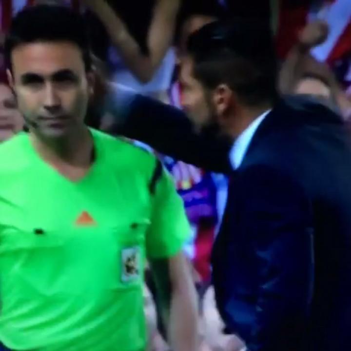 Al minuto 26, el entrenador argentino se acercó al cuarto árbitro y le dio un 'sape' en la nuca, Simeone fue expulsado del encuentro. (YouTube)