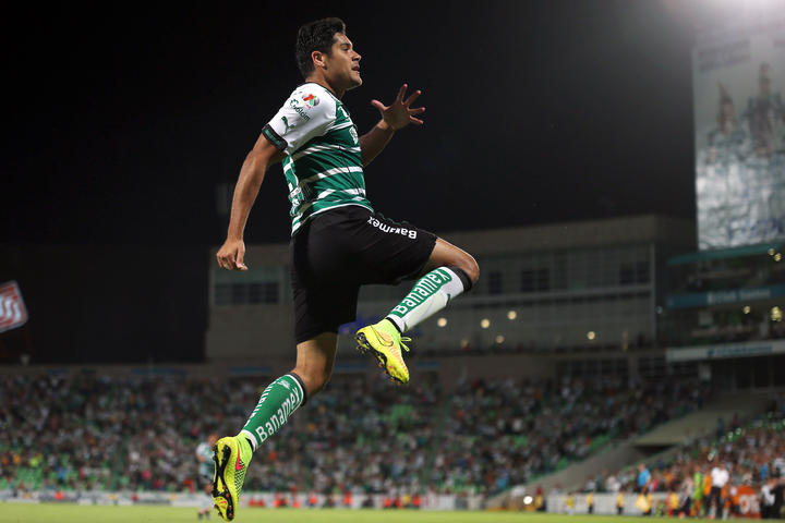 Santos goleó 3-0 a Toluca en el Estadio Corona y se catapultó provisionalmente al tercer lugar del Apertura 2014 con 11 puntos.