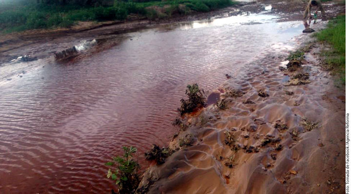 Químicos. Un derrame de químicos de una mina del GMéxico sobre un río provocó la muerte de diversos animales y la suspensión del suministro de agua a una población de 3 mil personas.