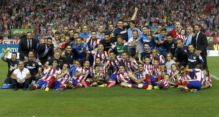 Los jugadores del Atlético de Madrid celebran con la Copa tras vencer al Real Madrid por 1-0 en el partido de vuelta de la Supercopa de España que se disputó anoche en el Estadio Vicente Calderón. (EFE)