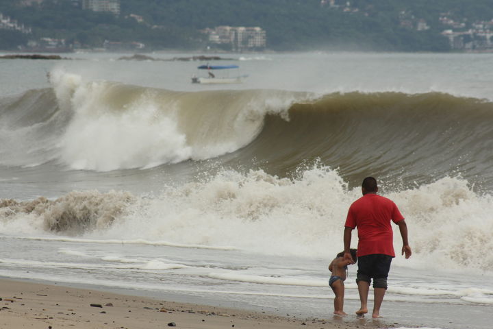 Urge. Las playas de Oaxaca son azotadas desde hace horas por fuertes lluvias y viento que las convierten en un peligro.