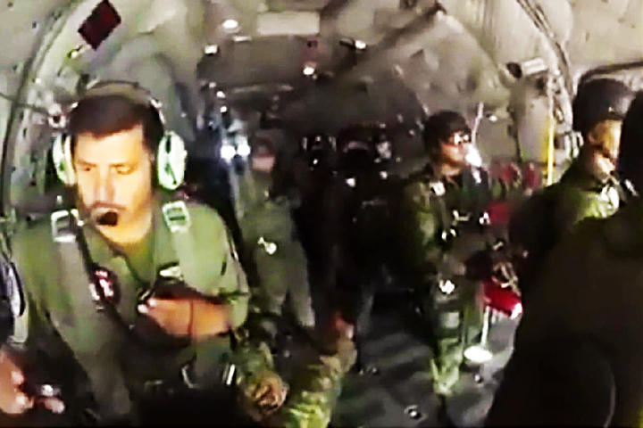 Uno de los soldados queda atorado y su cuerpo es sacudido desde las alturas por los fuertes vientos provocados por la velocidad de la aeronave. (YouTube)