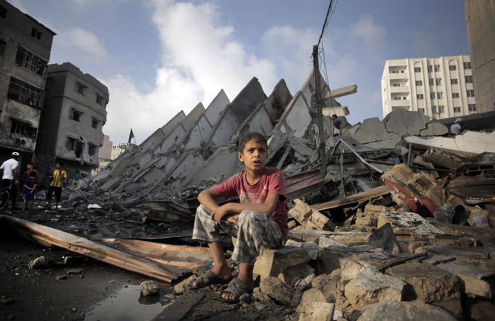 Ruinas. Un niños permanece sentado entre las ruinas de su vivienda tras el anuncio del cese al fuego. (AP)