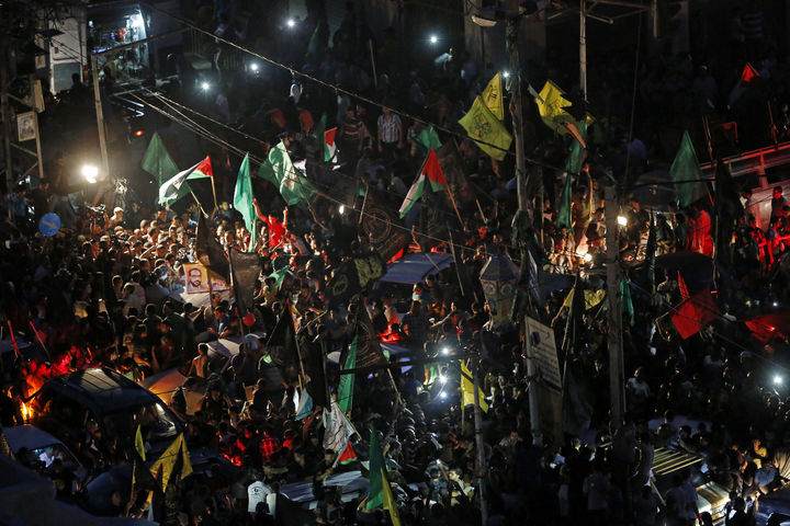 Celebran. Aspectos de la celebración por la noche en la Franja de Gaza en que miles se congregaron. 