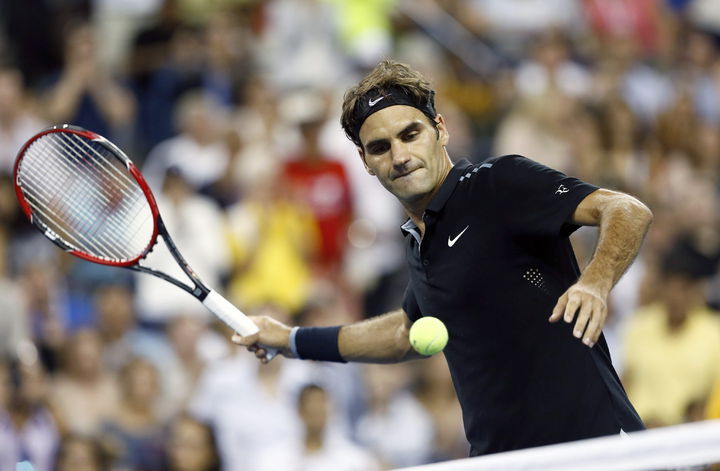 El suizo Roger Federer inició ayer con éxito la búsqueda de su sexto título del Abierto de Estados Unidos. (EFE)