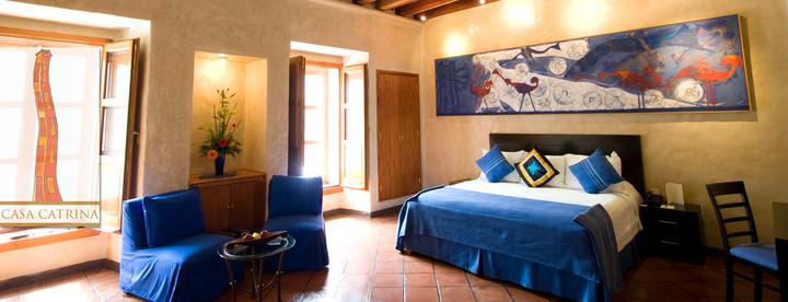 Casa Catrina y sus habitaciones combinan pinturas abstractas, maderas tradicionales, tex-
tiles locales y pisos de ladrillo. Está en pleno centro histórico de Oaxaca.