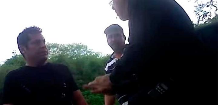 En el video aparece el líder de los 'Caballeros Templarios', Servando Gómez, 'La Tuta', con uno de los miembros de la Fuerza Rural. (YouTube)