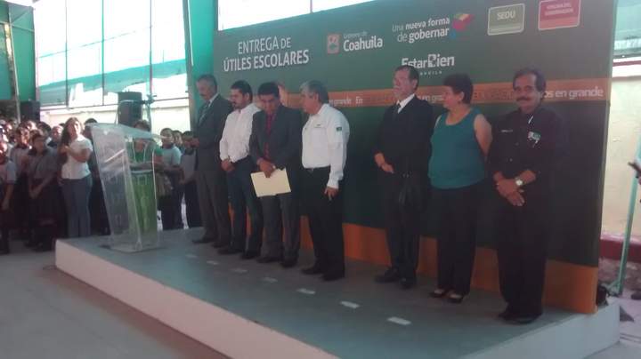 Héctor Mario Zapata, secretario de Salud en la entidad, presidió el acto en la escuela General Lázaro Cárdenas de Torreón. (El Siglo de Torreón)
