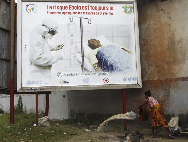 Sierra Leona. En la imagen se observa un espectacular del gobierno sobre el ébola. (AP)