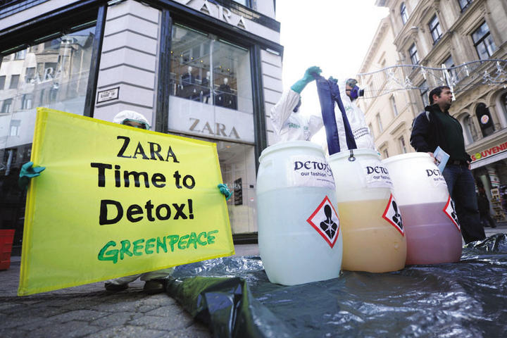 Activistas de Greenpeace protestando en tiendas Zara, Hungría. (Foto: Attila Kisbenedek)