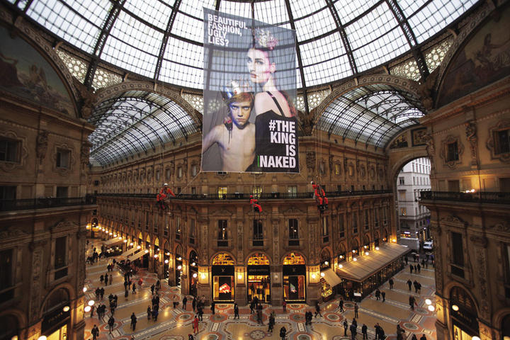 Activistas de Greenpeace despliegan pancarta con la leyenda 'The King is naked' en la icónica Galeria Vittorio Emanuele de Milán, Italia. (Foto: Francesco Alesi)