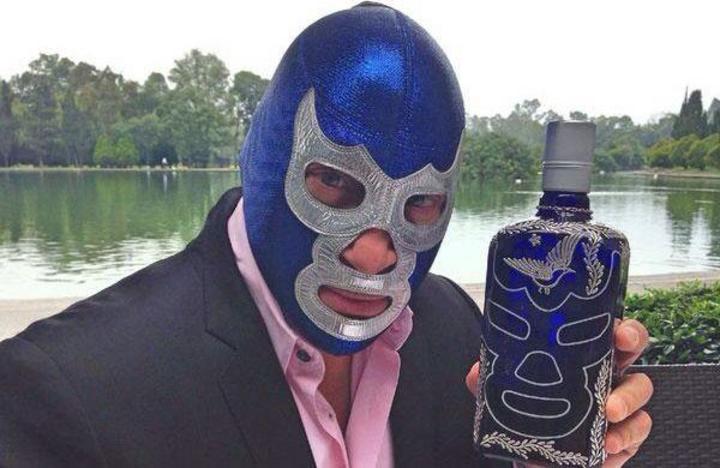 El gladiador, se mostró satisfecho y muy entusiasmado, por utilizar su nombre de 'guerra' en una bebida 100 por ciento mexicana y de gran tradición en el país. (Facebook)