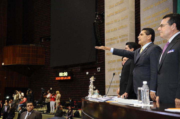 Jura. Momento en que Silvano Aureoles (centro) realiza el juramento para tomar posesión de la presidencia de la Cámara.
