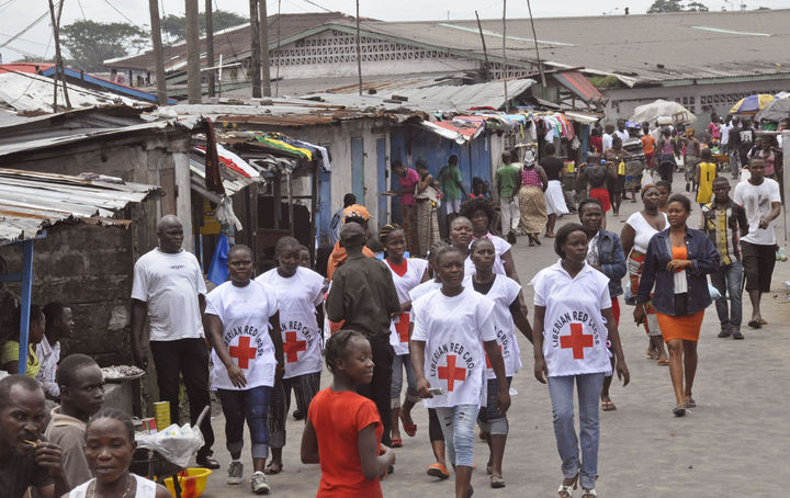 Ayuda. En la imagen aparecen paramédicos caminando por una de las regiones con más casos de ébola en Liberia.